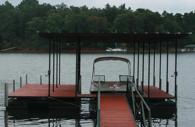 Tranquila cabaña en el lago con una hermosa cubierta envolvente para tardes perezosas
