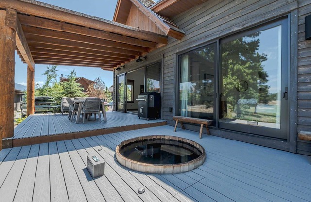 Cottage on the 10th Tee – Beautiful Stay for 7 w/ Hot Tub & Fire Pit