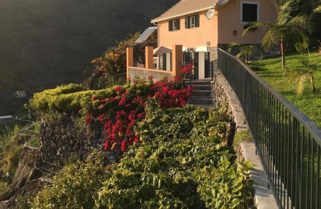 Cottage con vistas al mar y las montañas, jardines, barbacoa, wifi