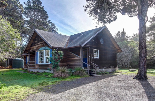 Cottage w / deck y estufa de leña - camina hasta el océano, la playa y los acantilados.