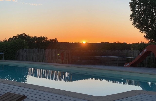 casa de campo con piscina y pista