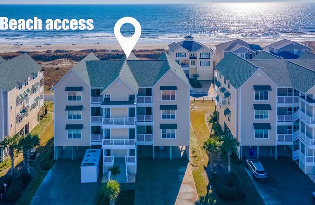 "5 Oclock Somewhere" Hermoso condominio de 4 dormitorios y 4 baños con vista despejada al océano.