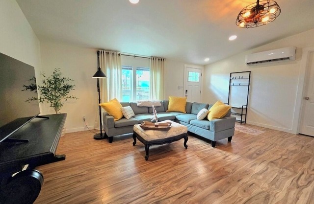 Cottonwood Cottage - lovely home on 2 country acres, large yard, tons of parking