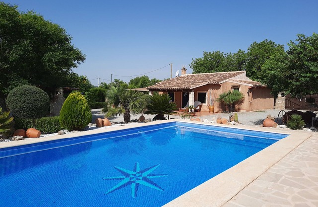 Casa de campo con gran piscina y amplios jardines