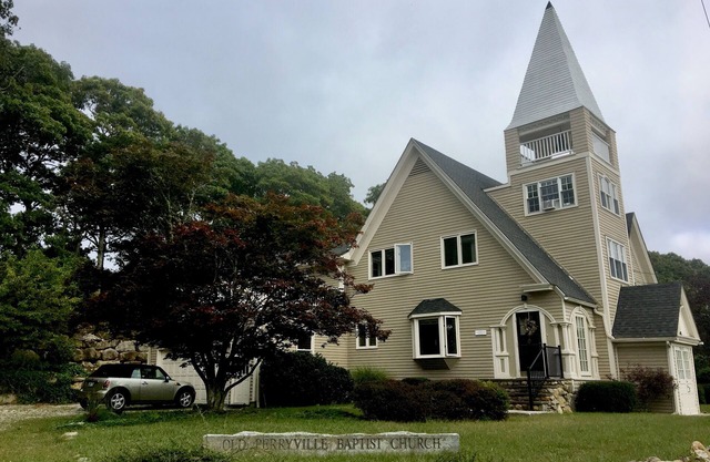 Iglesia de campo convertida en un hogar junto a la playa