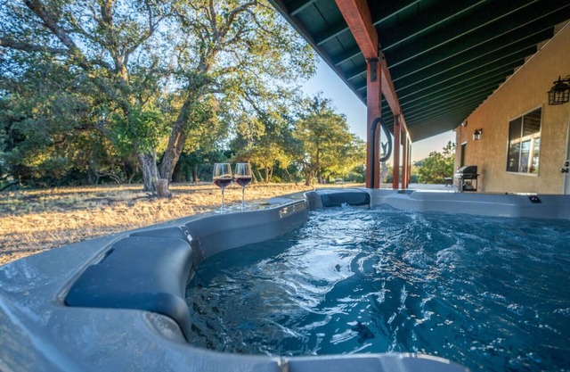 Country Cowboy Hot Tub Hideaway on 20 Acres with Air Hockey Pool Table Ping Pong