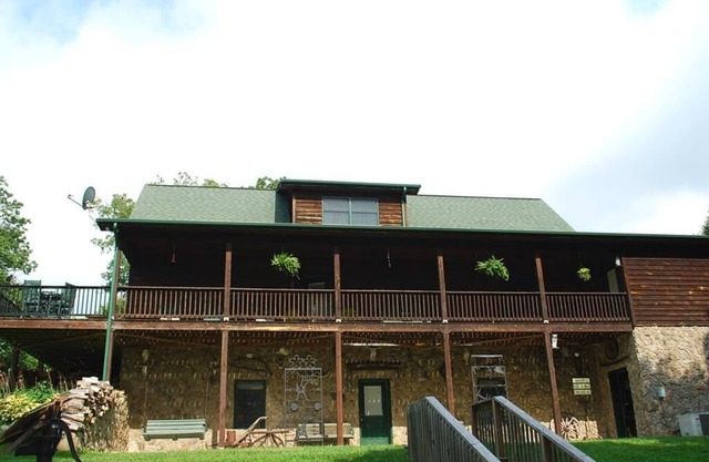 Hasta el 28 de junio: $ 100 de descuento para 3-6 noches de estadía: acceso al río, tubos, chimenea al aire libre, fogata, estanque, 5 habitaciones, sala de juegos, que admite mascotas