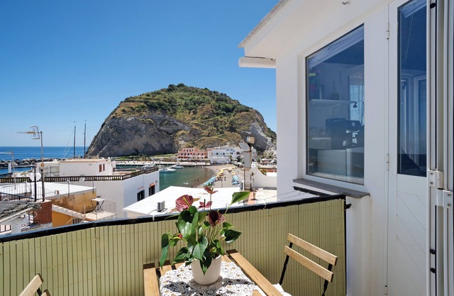 Casa de vacaciones 'Casatullio - Sant'angelo D'ischia' con vistas al mar, Wi-Fi y aire acondicionado