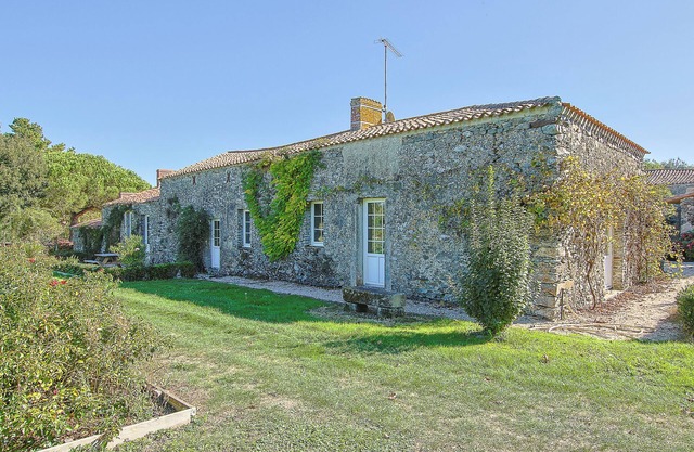 Casa rural 'Domaine La Roblinière 10min Plage' con terraza privada, jardín privado y Wi-Fi