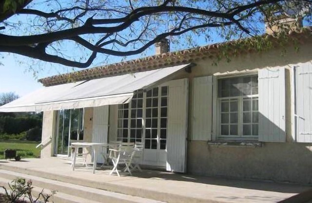 Casa de campo frente al Luberon y el pueblo de Oppède Viejo