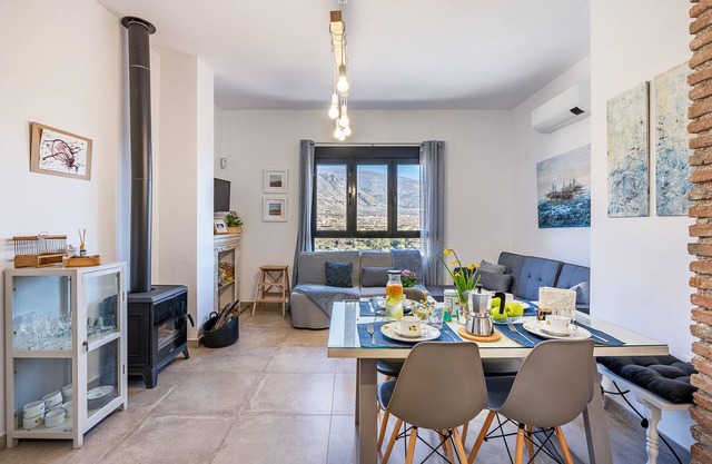 Casa de campo "La Parva - Casa Rural Eralta" con vistas a la montaña, piscina compartida y Wi-Fi