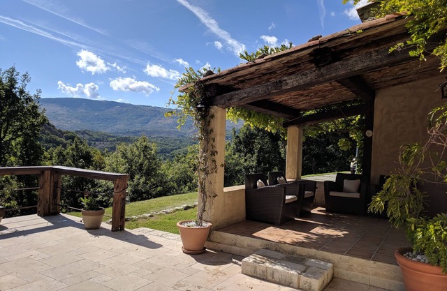 Casa de campo cerca de Greolieres con piscina, jardines privados y vistas a la montaña