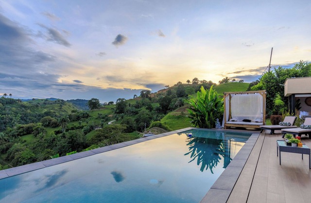 casa campestre con vista a las montañas y río