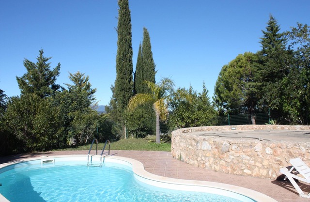 Casa de campo con jardín y piscina privada.