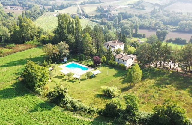 Casa de campo con gran piscina y restaurante privado en el corazón verde de Italia