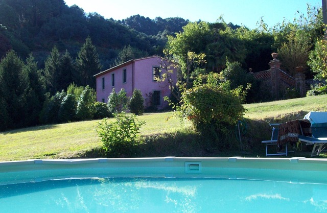 casa de campo con jardín privado y piscina entre Lucca y el mar