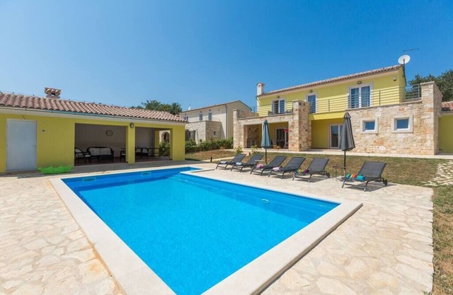 Countryside Villa / Violetta with pool and garden