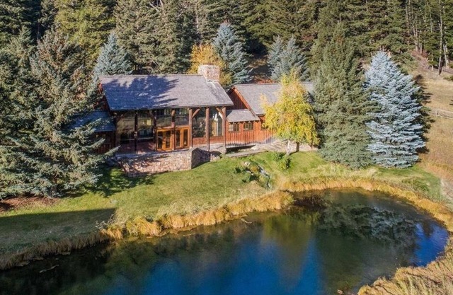 Counts Creek Cabin -Gorgeous Luxury Home on Mill Creek in the Paradise Valley