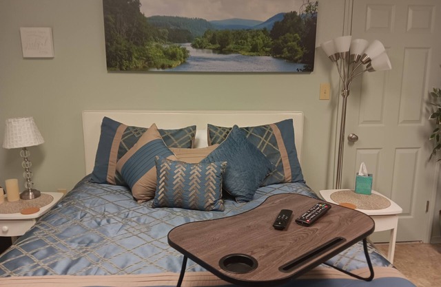 Couples Romantic Lakefront Retreat