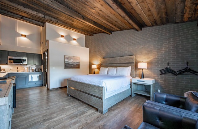 Cove Creek Lodge: 208 King Room ADA Accessible