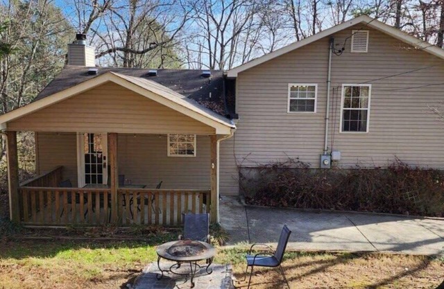 Covenant Cottage with outdoor dining!