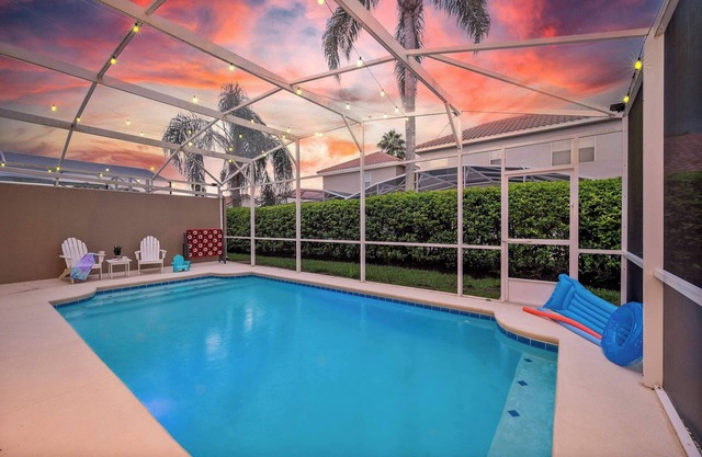 Game Room + Private Heated Pool + 8 MI to Disney