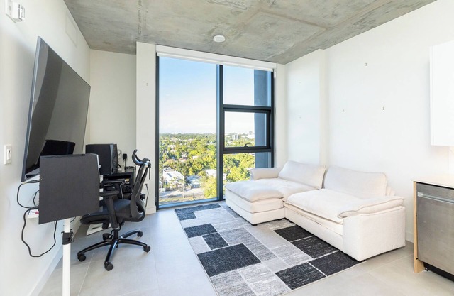 Cozy 1-bedroom condo with WiFi, fitness room in superb Miami!