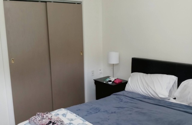 Cozy 1 bedroom, private apartment with close proximity to many major hospitals.
