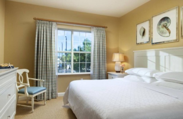 Cozy 1-bedroom resort in soothing Myrtle Beach with fitness room, WiFi, pools.