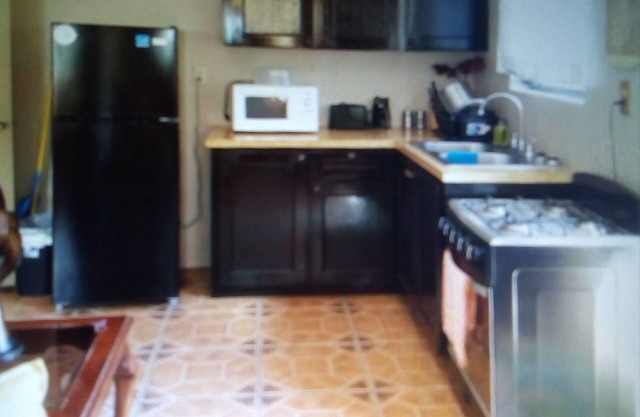 Acogedor estudio de 1 dormitorio apto con entrada privada ubicada cerca del centro de la isla.