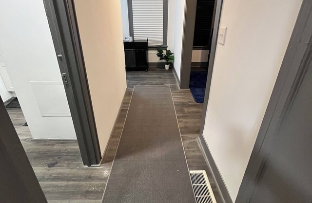 Cozy 1 bedroom apartment near Downtown Erie and lakeshore is walking distance.
