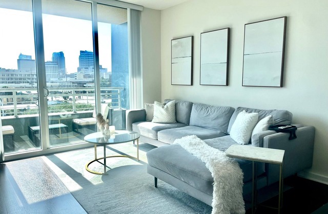 Cozy 1-bedroom with office and daybed, in lovely Chanelside District Tampa