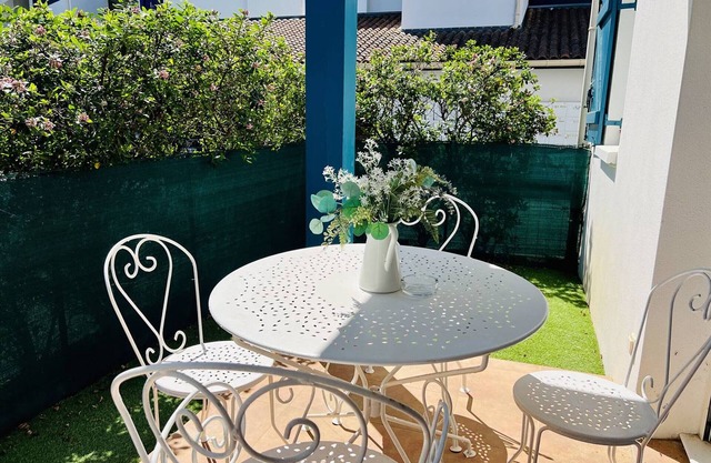 Acogedor T1 Bis con piscina en Cambo-les-Bains, terraza, parking, 2 personas