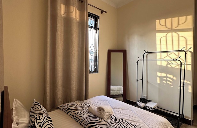Cozy 1 BR, prime city center.