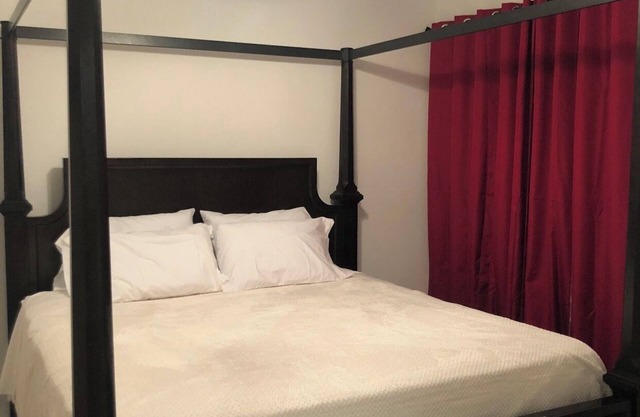 Acogedor condominio de 2 BD en el área principal con cama King Size