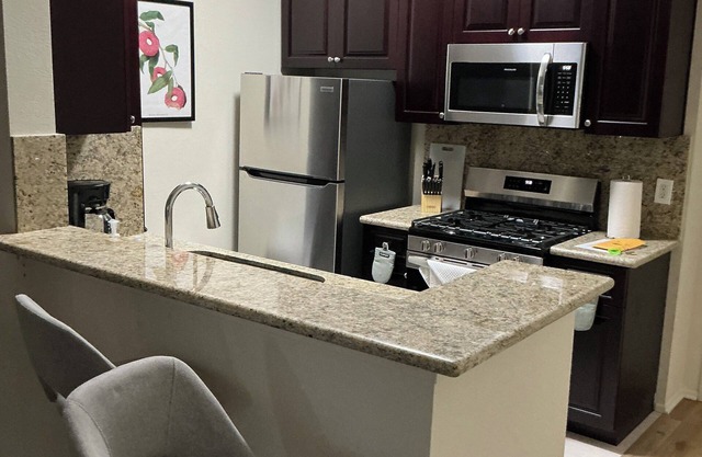 Cozy 2-bedroom apartment in charming Westwood Village with WiFi, fitness room
