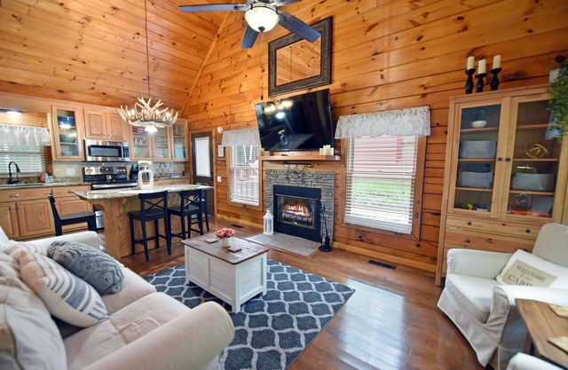 Cozy 2-bedroom cabin with hot tub & quaint view of horse farm