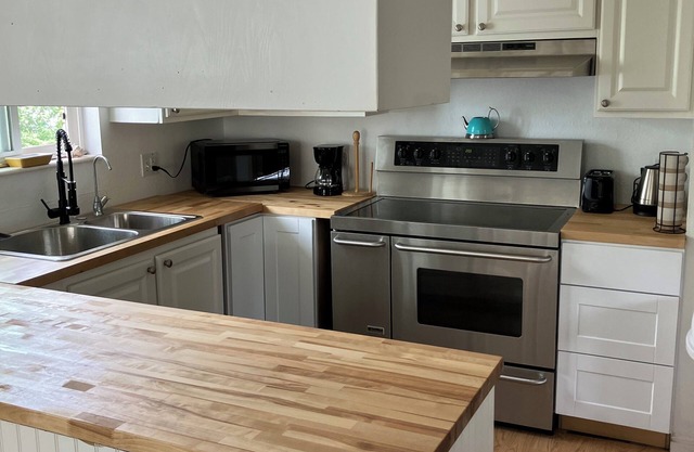 Cozy 2 bedroom house, completely private with WiFi, TV, AC, heater, washer etc..