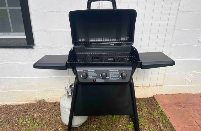 Cozy 2-bedroom house with AC & BBQ Grill in Sugar Hill Near Lake Lanier