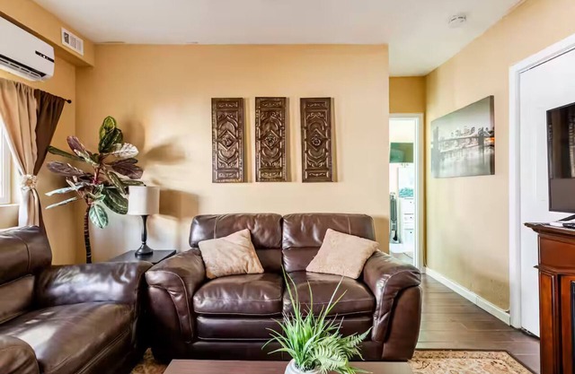 Cozy 2 Bedroom Suite, patio w/ lights & BBQ grill!