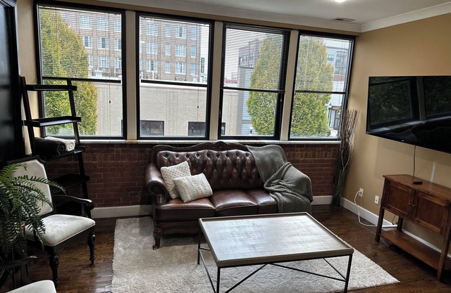 Cozy 2-Bedroom Suite w/ King Bed