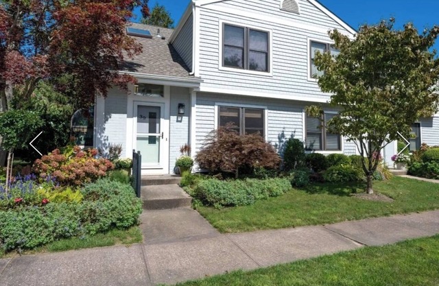Cozy 2-bedroom townhome in Southampton 1 1/2 miles from village. Many amenities.