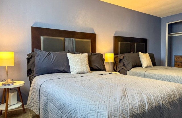 Cozy 2 Bedroom w/ 5 Beds + Sofa Bed & WIFI!