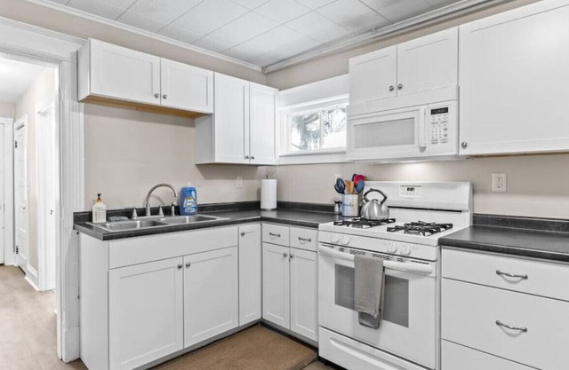 Cozy 2 Bedroom with Parking!