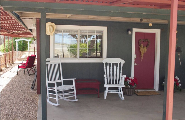 Acogedor 2 BR en 2 acres con huerto en Rosamond, CA