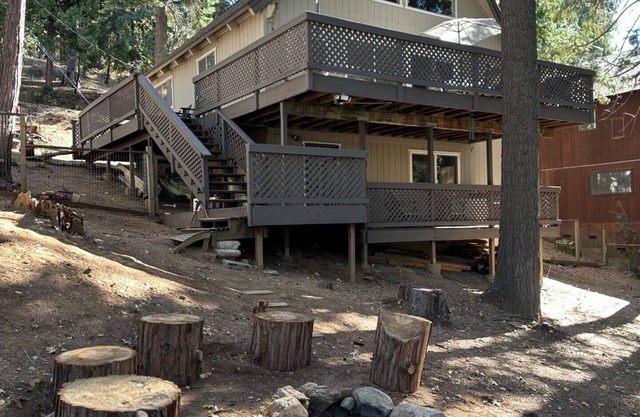 Cozy 3-bedroom chalet with loft in charming Mi-Wuk Village.