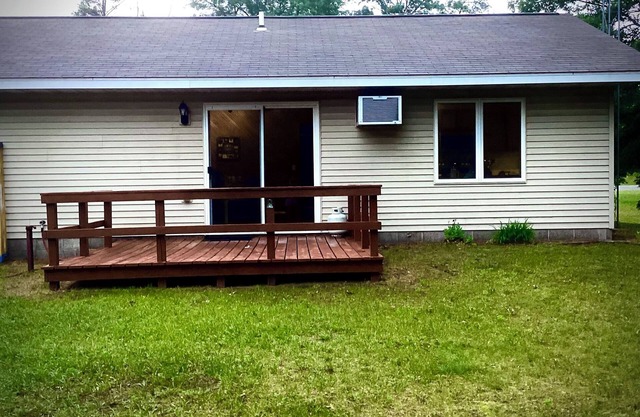 Cozy 3-bedroom cabin with private dock and direct access to Castle Rock Lake.