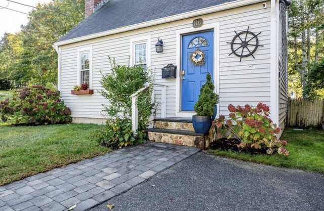 Cozy 3 bedroom cottage — walk to beach & downtown Hyannis