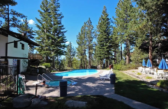 Cozy 3-bedroom chalet in lovely South Lake Tahoe with WiFi
