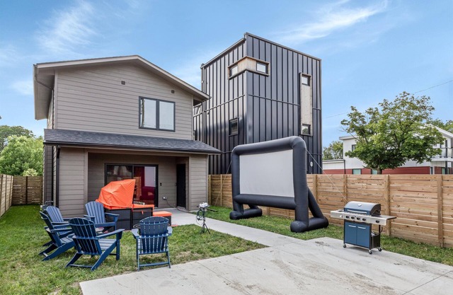Cozy 3BD - Central Location w/ BBQ & Movie Yard